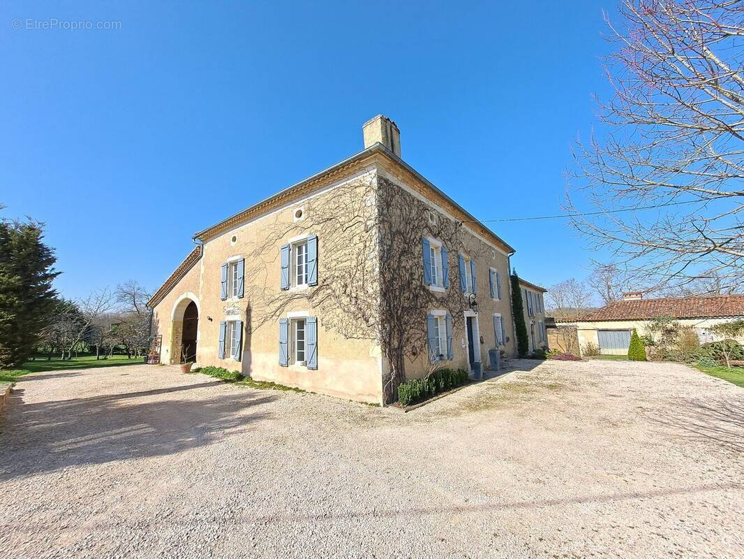 Maison à VIC-FEZENSAC