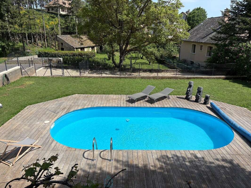Propriété d'exception  274 m² habitables + 699 m² de dépendances et garages - photo 3
