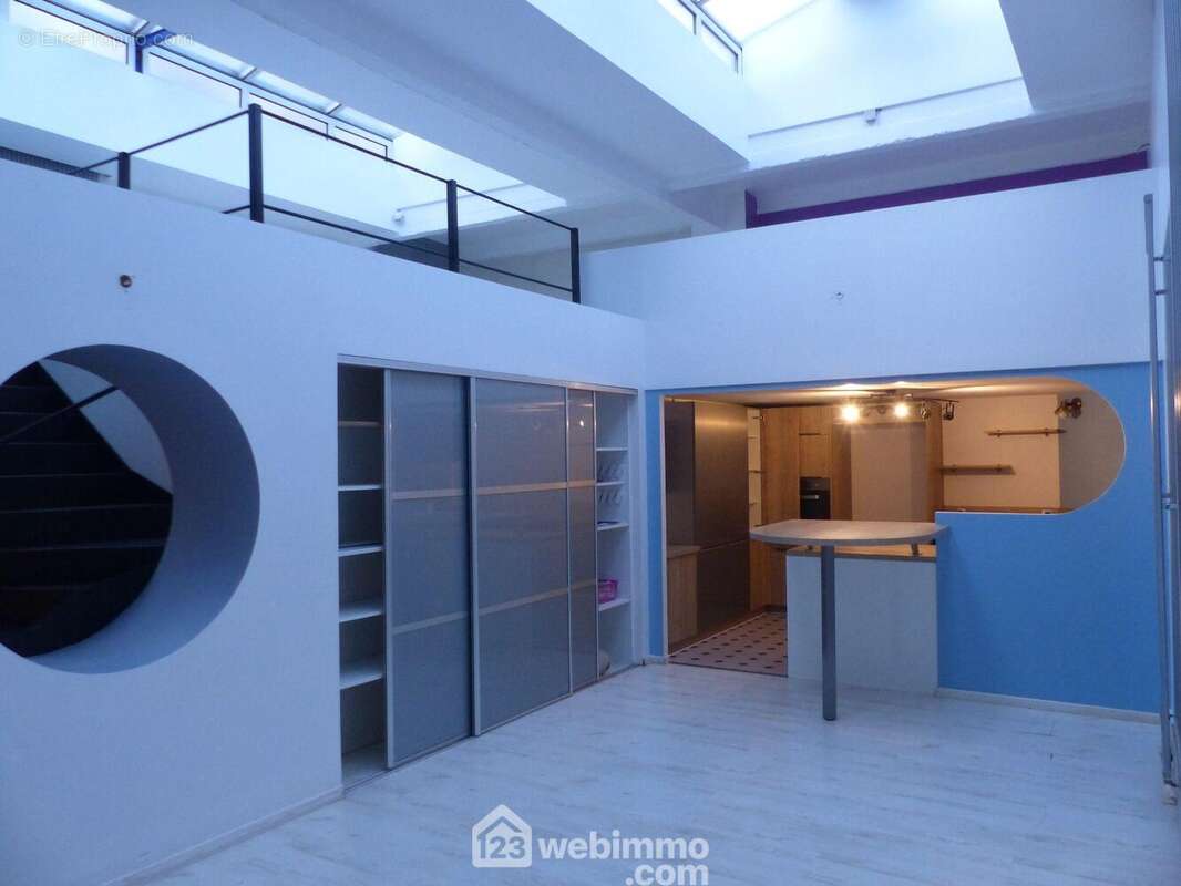 Toujours cet espace à vivre non meublé. - Appartement à CAEN