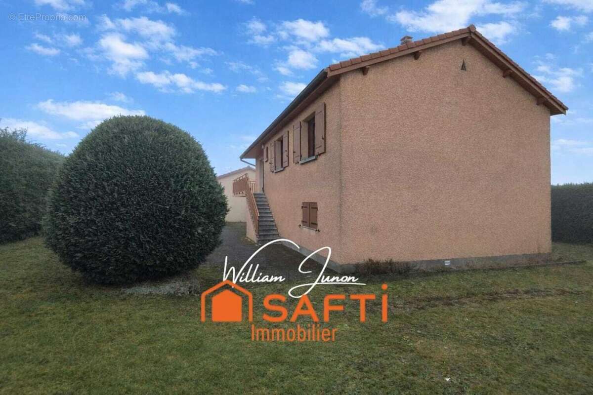 Photo 2 - Maison à SAINT-JUST-MALMONT