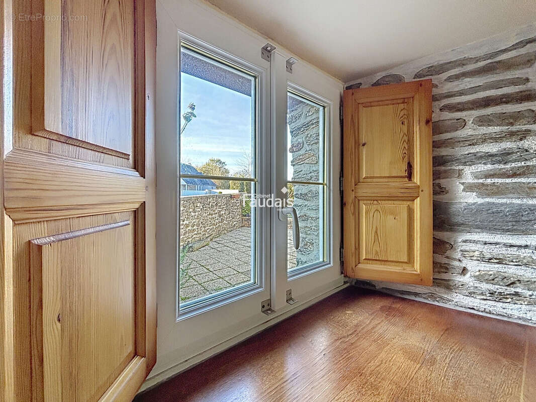Maison 127 m² à Saint-Georges-Montcocq  - photo 4