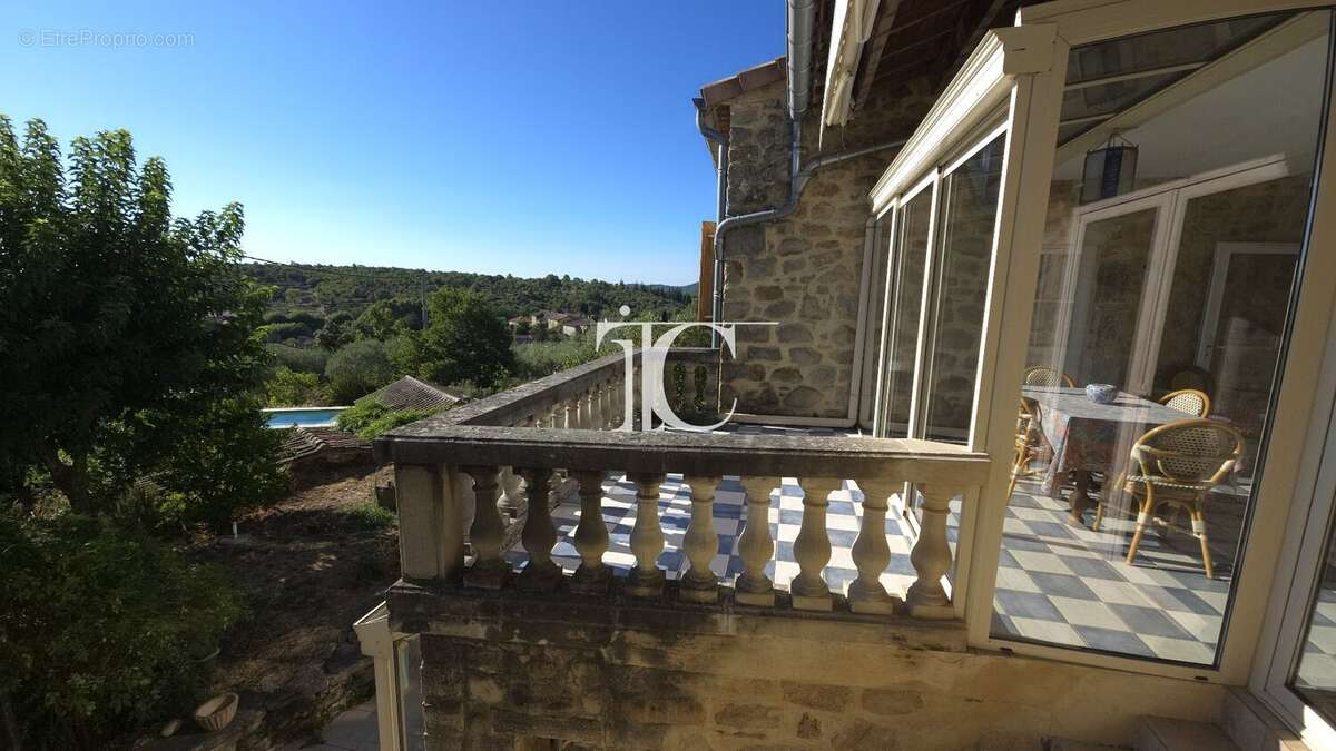 Authenticité, élégance et confort au cur du Sud Ardèche : une maison en pierre rare avec piscine où tout se fait à pied. - photo 15