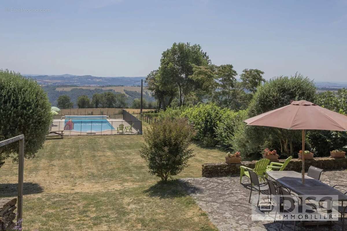 Corps de ferme rénovée avec spacieux gîte indépendant, dépendance, piscine et superbes vues. - photo 3