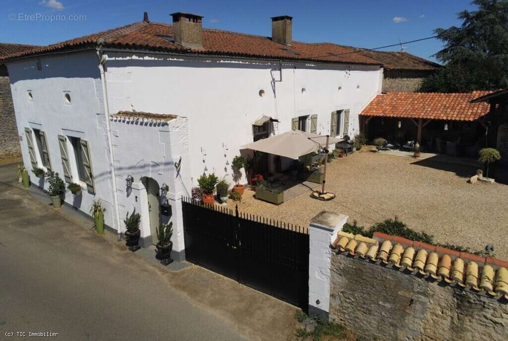 Élégante Demeure De Caractère En Pierre Avec Prestations Haut De Gamme Et Potentiel D’accueil - photo 2