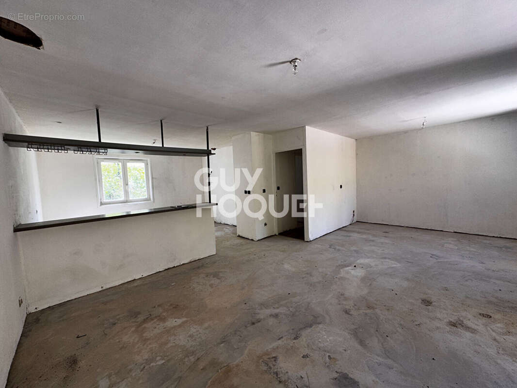 Maison à LAROQUE-DES-ARCS