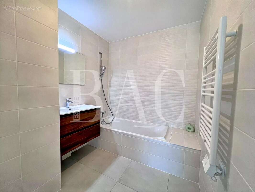 Vue mer panoramique pour ce superbe appartement lumineux 4 pièces à Antibes - photo 11