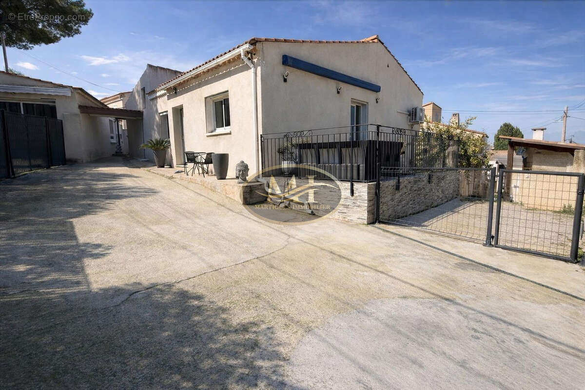 Maison à SAINT-MITRE-LES-REMPARTS