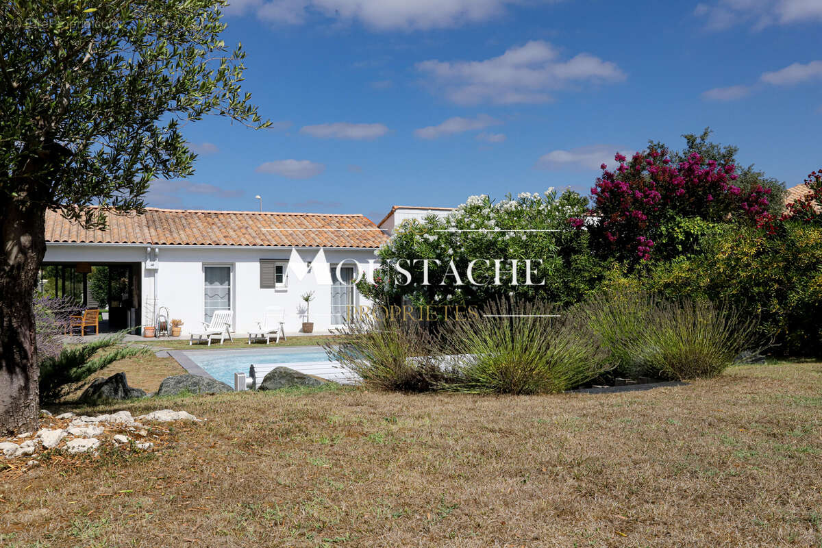 Maison  à la rénovation contemporaine avec piscine- a deux pas des commerces & de la plage - - photo 2