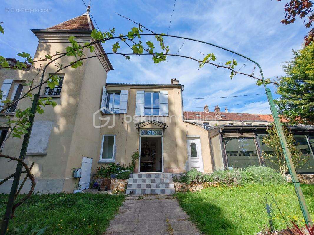 Maison à VILLENEUVE-LE-COMTE