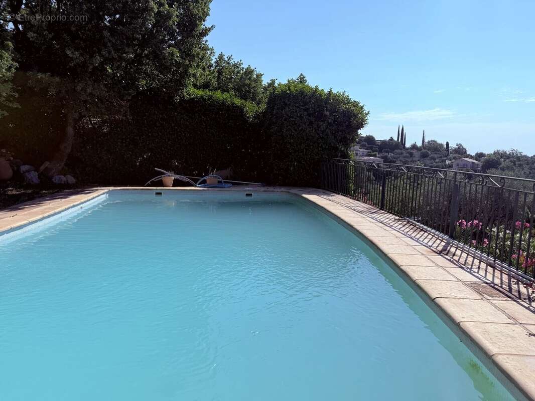 Maison à CHATEAUNEUF-GRASSE