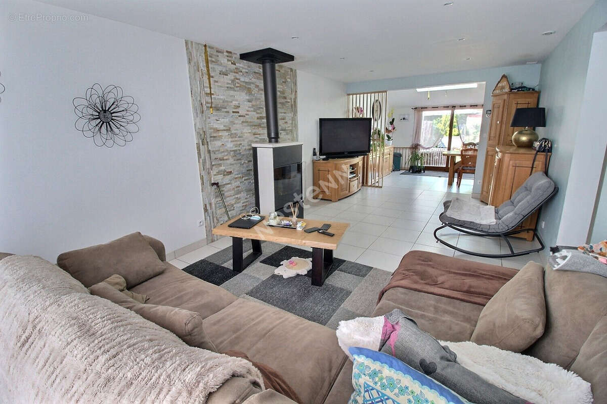 Villeneuve sur Aisne : Maison 2019 - 3 chambres - garage + dépendances - photo 5