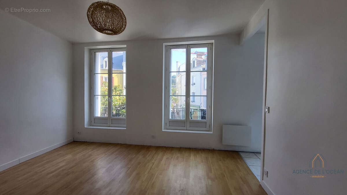 Appartement lumineux à Le Palais : Vue sur l'écluse et cour privée - photo 7