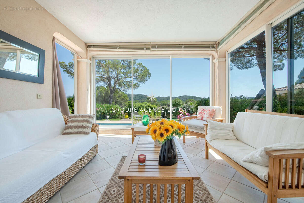 Coeur des golfs Villa 6 pièces avec vue dégagée, piscine et garage - photo 15