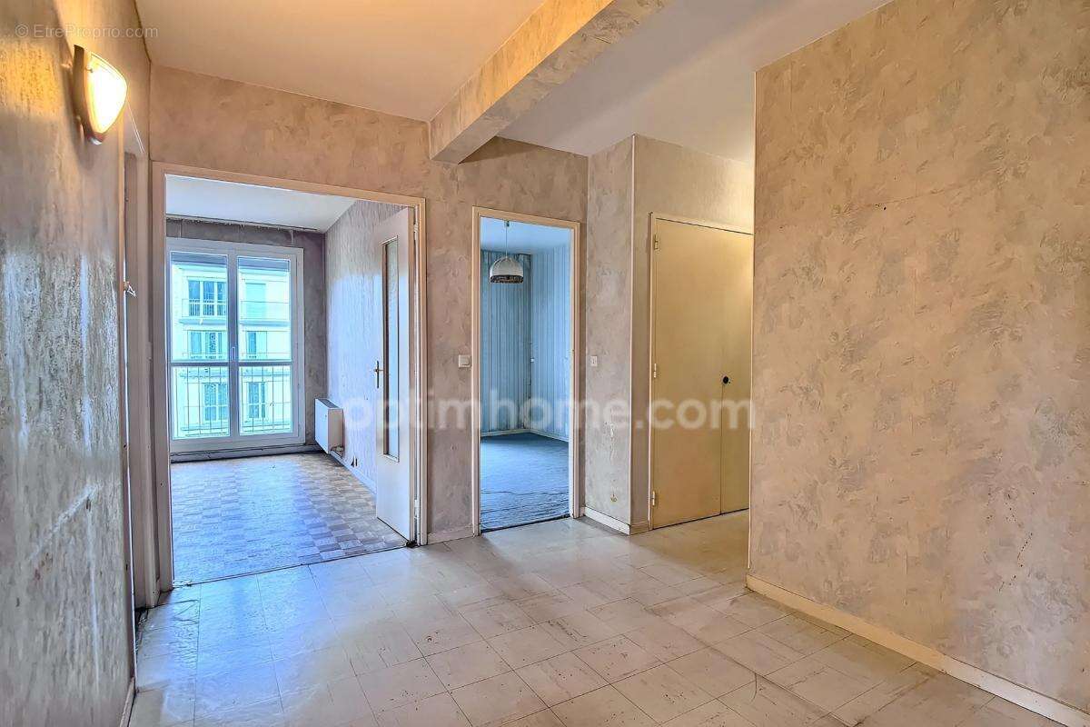 Appartement T3/T4 75 m2, DPE D, métro et marché Ste-Thérèse à 5 minutes - photo 8