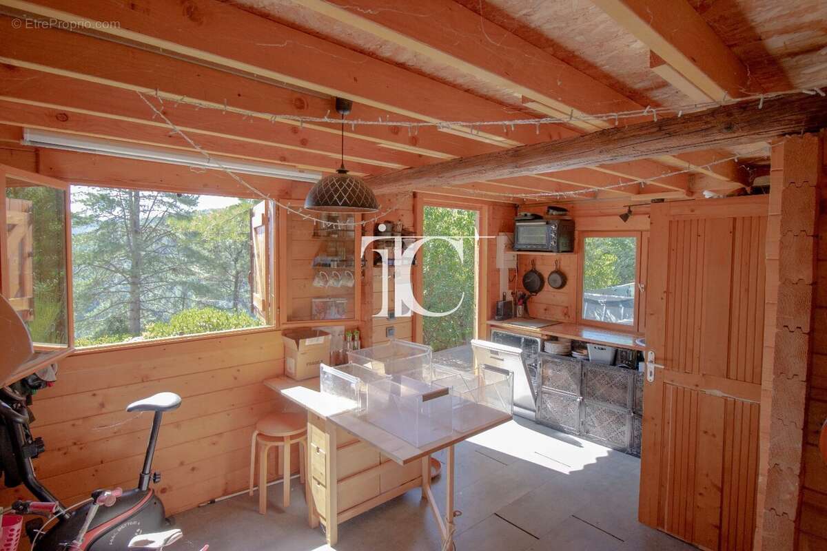 Petit chalet en pleine nature  20 m² habitables  Terrain constructible de 3 846 m² - photo 5