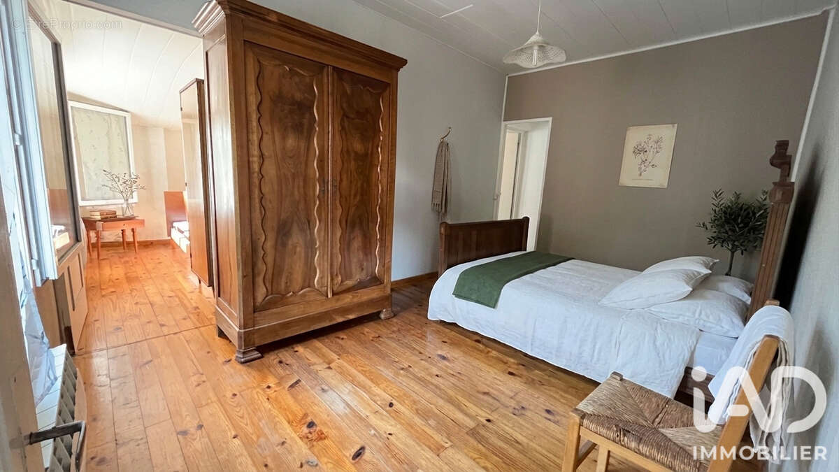 Maison 99 m² à Saint-Meme-Les-Carrieres  - photo 7