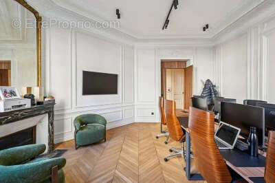 Commerce à PARIS-8E