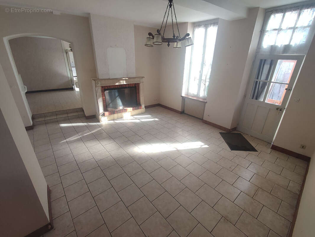 Maison à SAINT-JEAN-DE-BRAYE