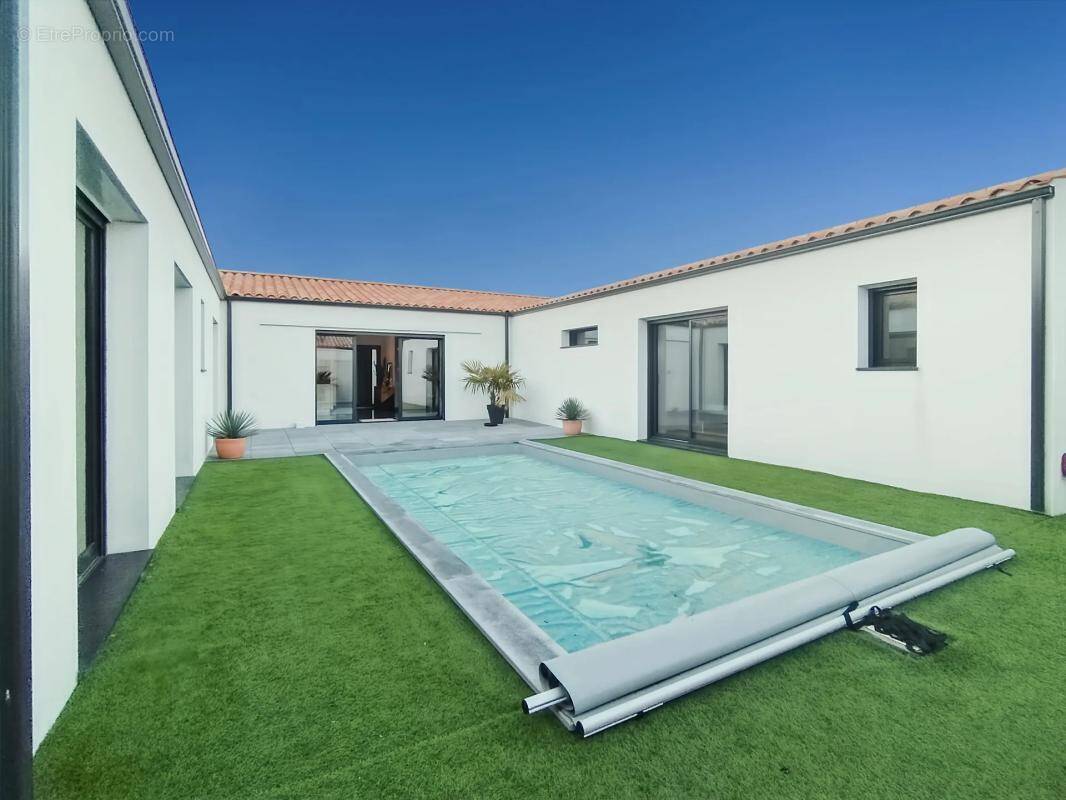 Maison à SAINT-SAUVEUR-D'AUNIS