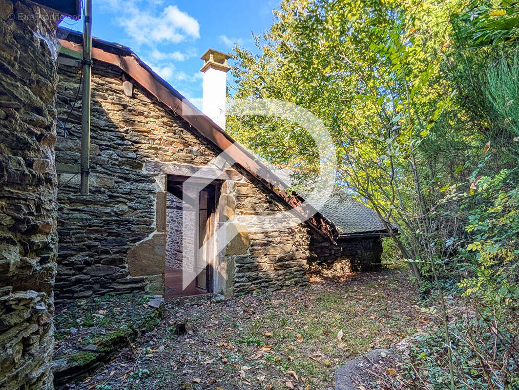 Maison à LAVAL-ROQUECEZIERE