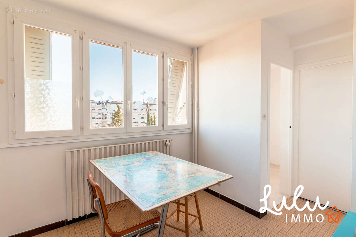 BRON - Appartement T4 74,88m2 avec cave et stationnement libre  - photo 6