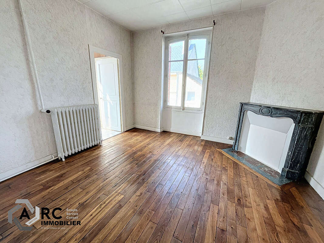 Maison à LA CHAPELLE-SAINT-MESMIN