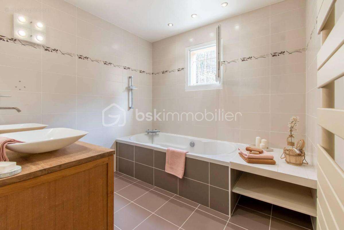 Grande maison familiale 205m2 avec 5 chambres – 2000m2 de terrain - photo 12