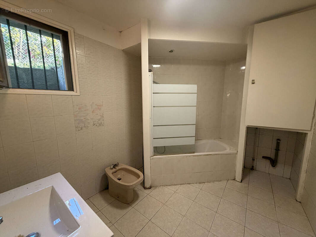 Hendaye, appartement T3 69m² et cave 80m² - photo 5