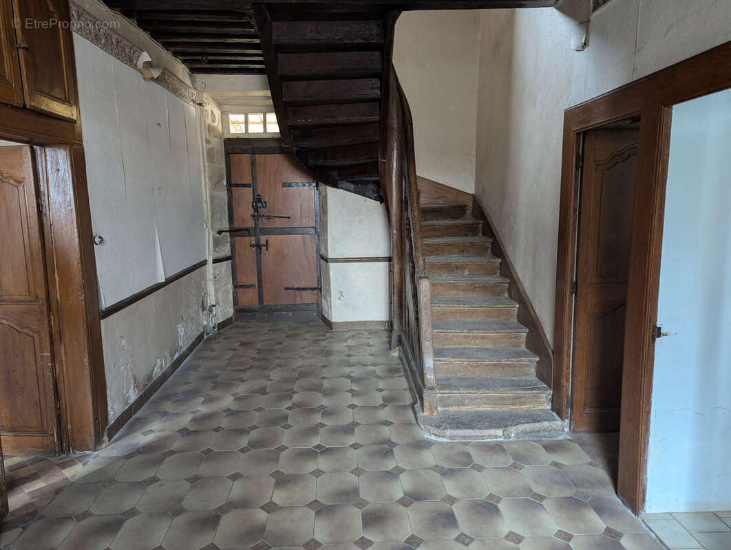Grande maison de bourg à rénover ! - photo 4