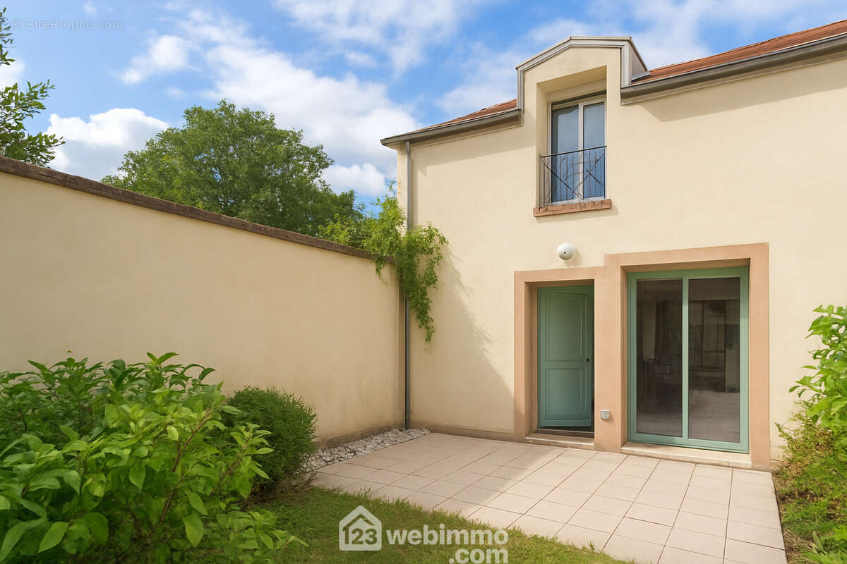 Venez découvrir cette belle maison de 65 m² avec un jardin de 60 m². - Maison à MILLY-LA-FORET