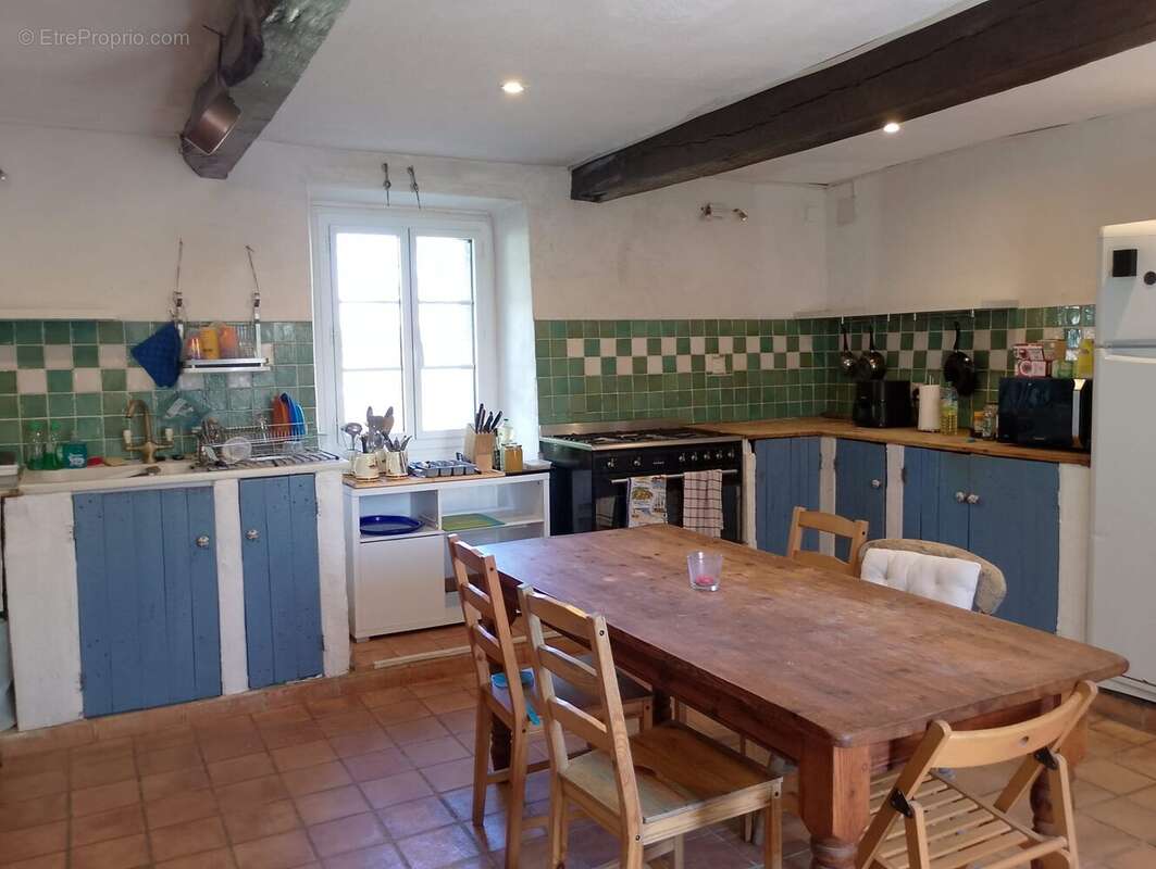 Cuisine équipée avec espace repas dans une maison de campagne en Hautes-Pyrénées - Maison à TOURNAY