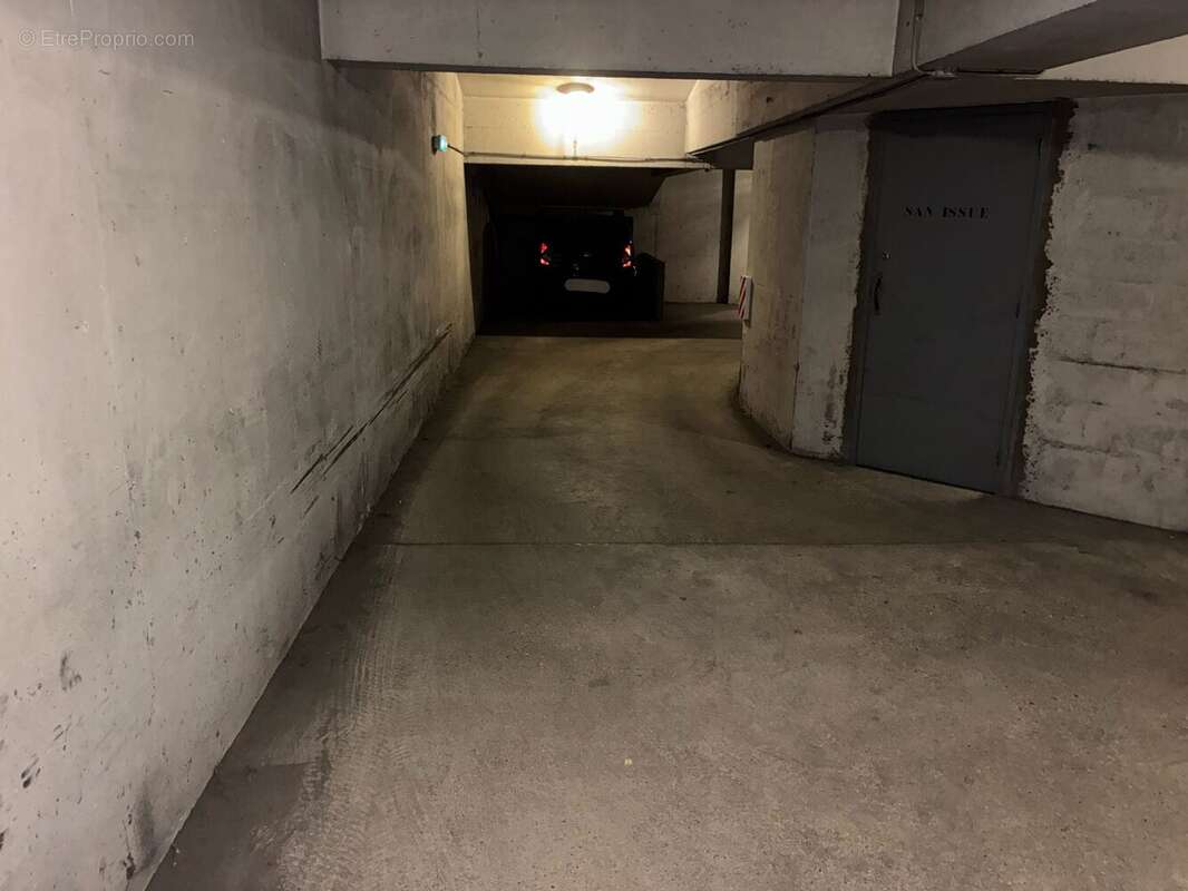 Parking à PARIS-16E