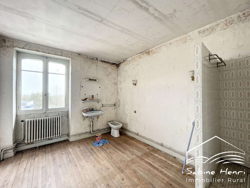 Commerce à MIRANDOL-BOURGNOUNAC