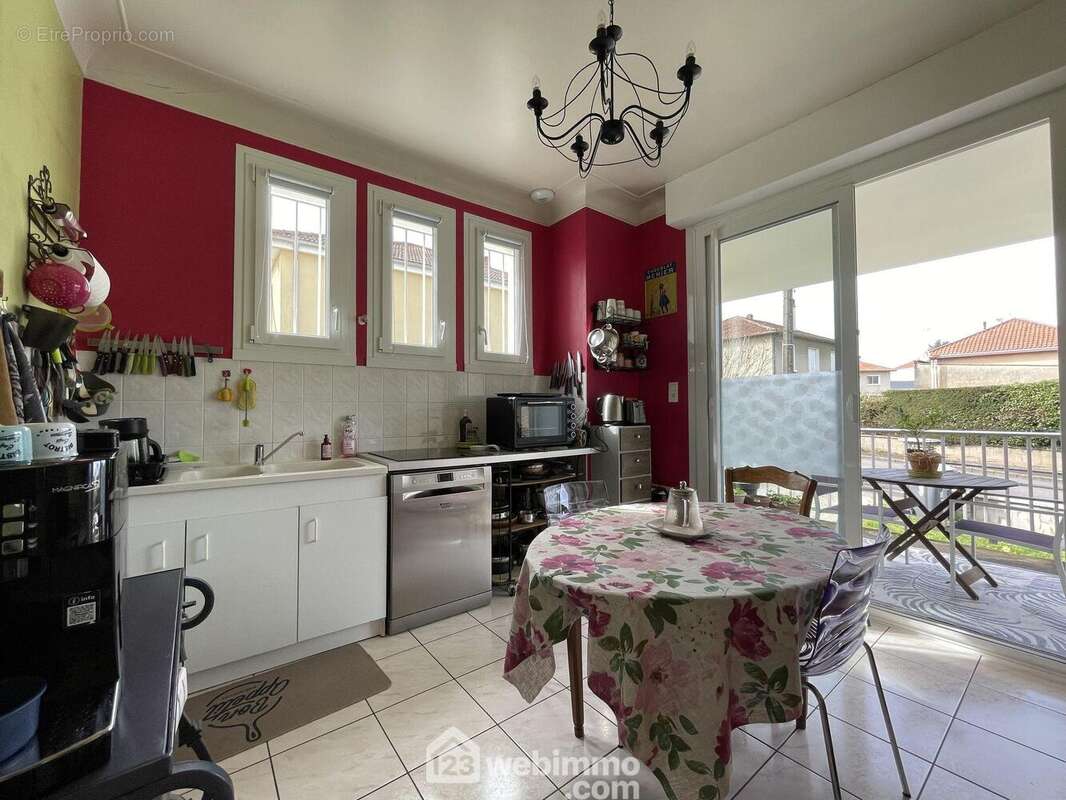 La cuisine de 11 m2, - Maison à SAINT-BENOIT