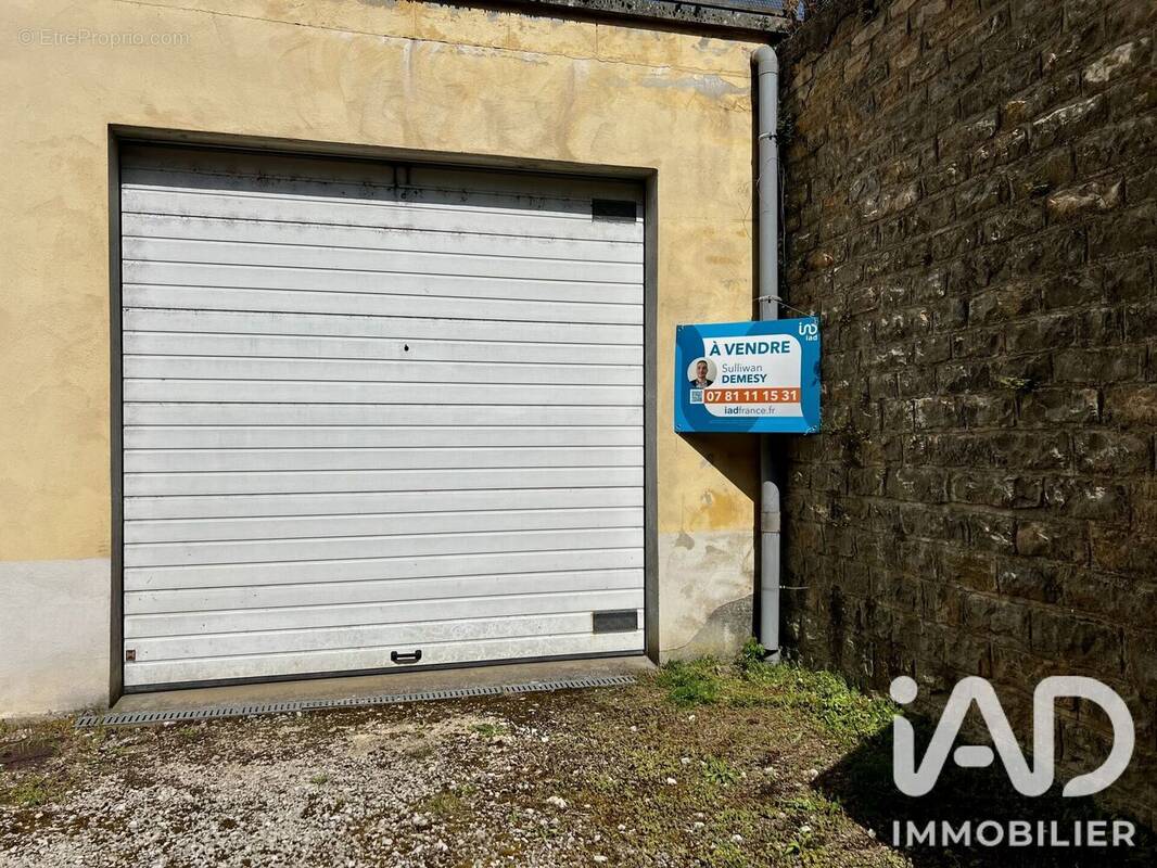 Photo 1 - Parking à ORNANS