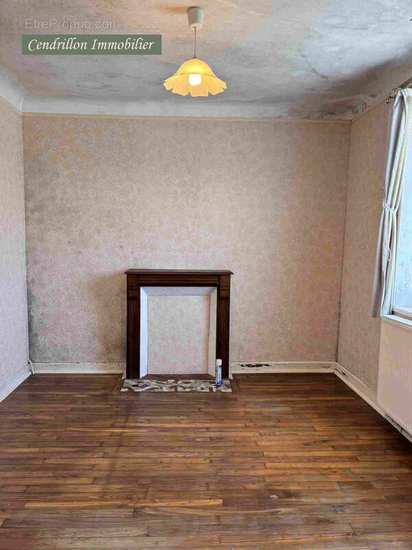 Tout petit prix ! Maison indépendante à rénover offrant un jardin, une dépendance et un emplacement privilégié - photo 8