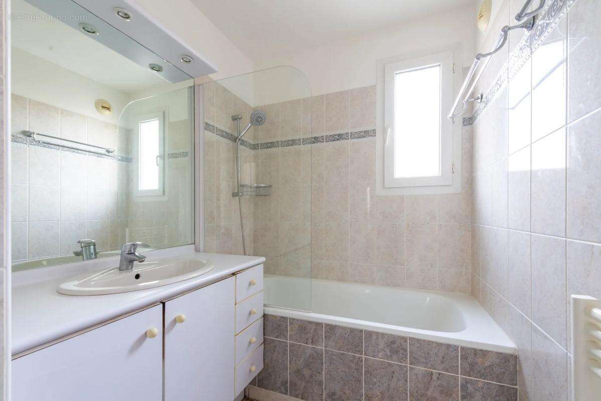 Appartement à COURBEVOIE