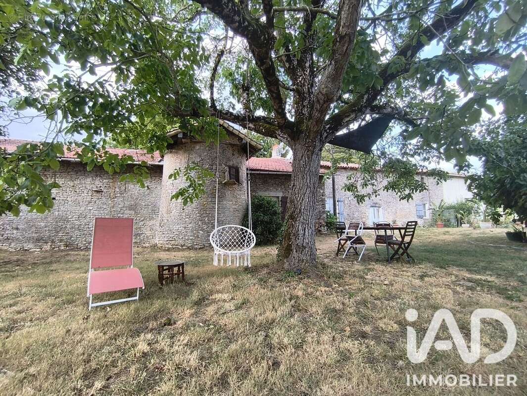 Maison 162 m² à Sainte-Soline  - photo 2