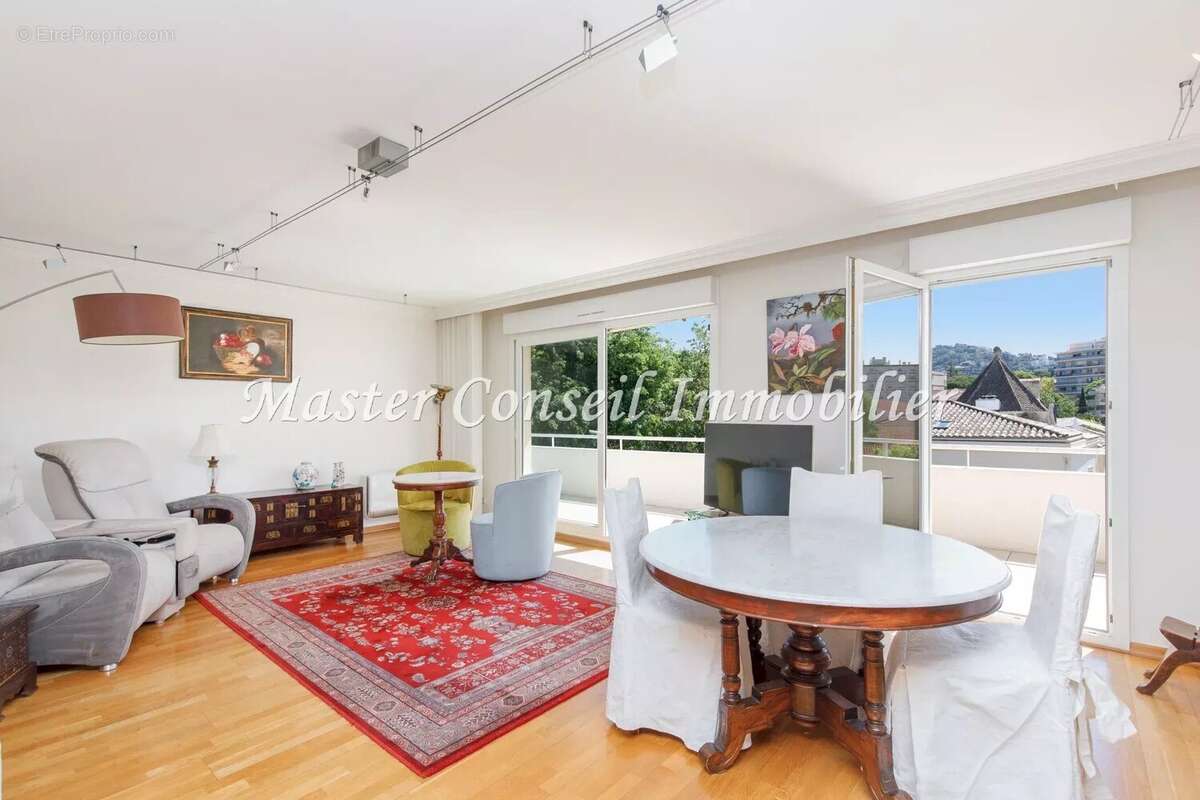 Croisette et rue d'antibes  à pied -  dernier etage 4p 140m² + 43m² ter. - photo 2