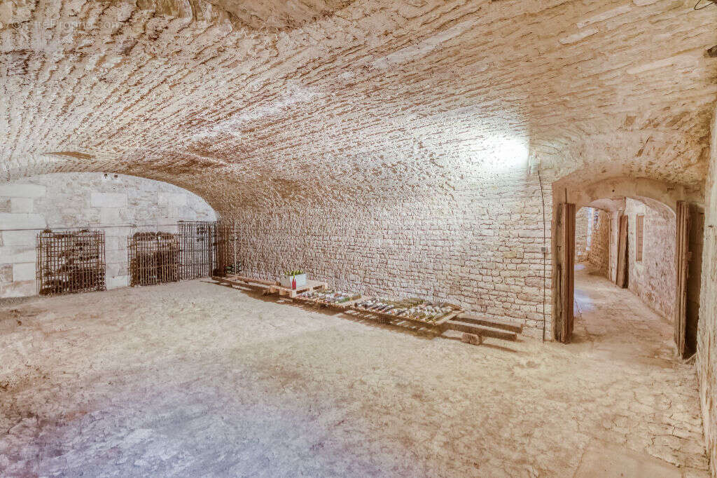 Maison à COULANGES-LA-VINEUSE