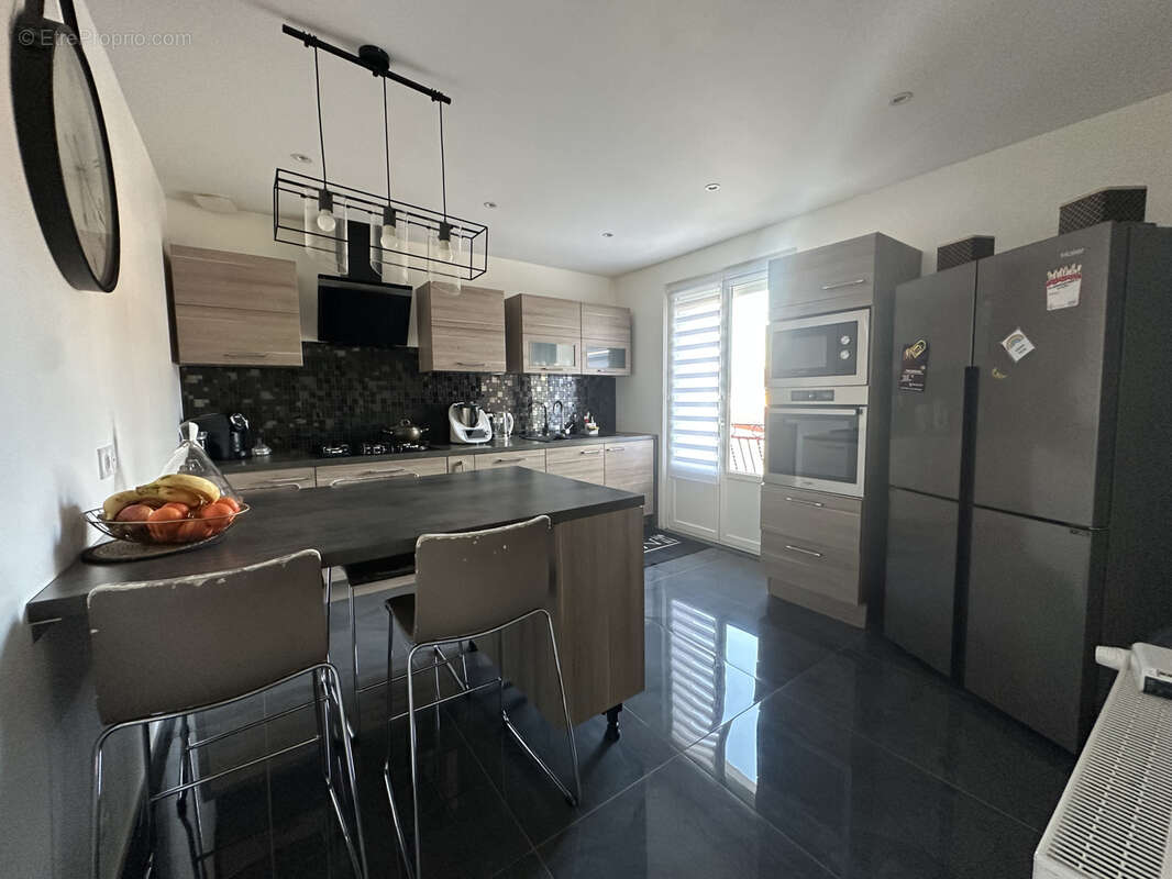 Maison à LE CHAMBON-FEUGEROLLES