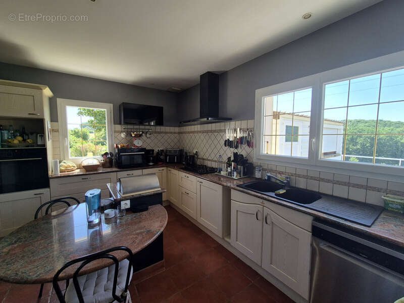 3,4 has, dépendance sécurisée de 320 m², maison plain-pied plus sous-sol, et vue dominante aux portes d'Agen - photo 10