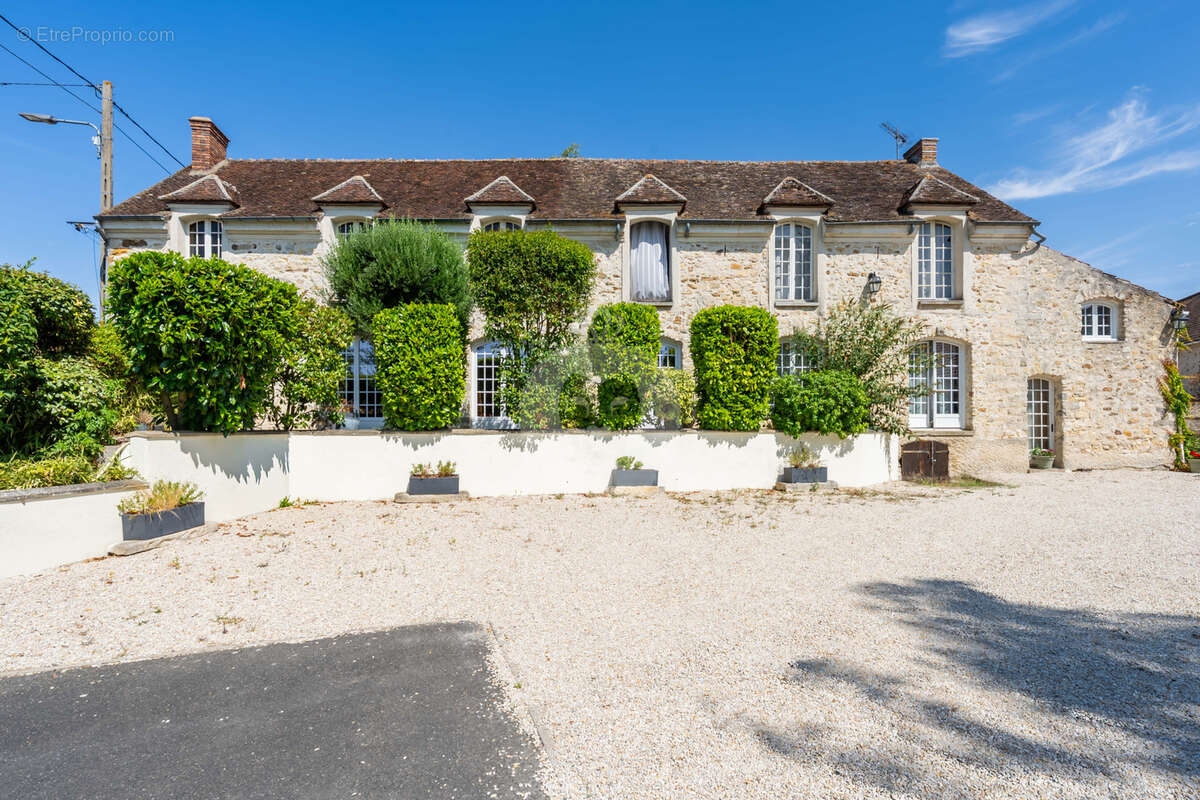 Ensemble immobilier de charme avec maison de 310 m2 et dépendances - photo 4