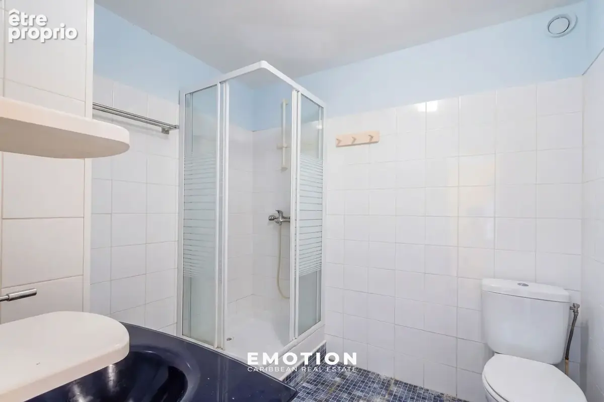 Appartement T2   53,48 m2, vue marina et mer + grand box fermé de 15 m2 + une cave de 4,5 m2 - Marina du Gosie - photo 9