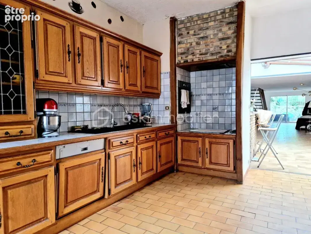 Maison ancienne avec jardin, terrasse et grand garage ! - photo 8