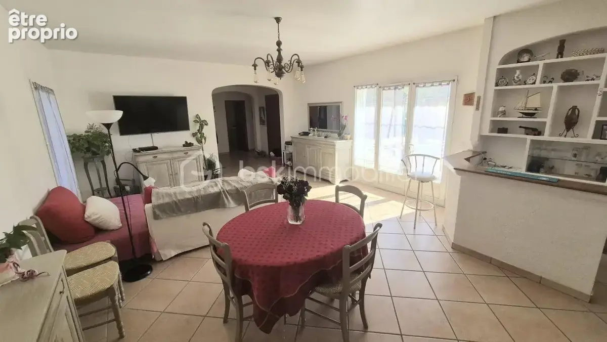 PIERREFEU - Villa de 128 m² - Parcelle 1000 m² - 4 chambres - Garage - Piscine - photo 5