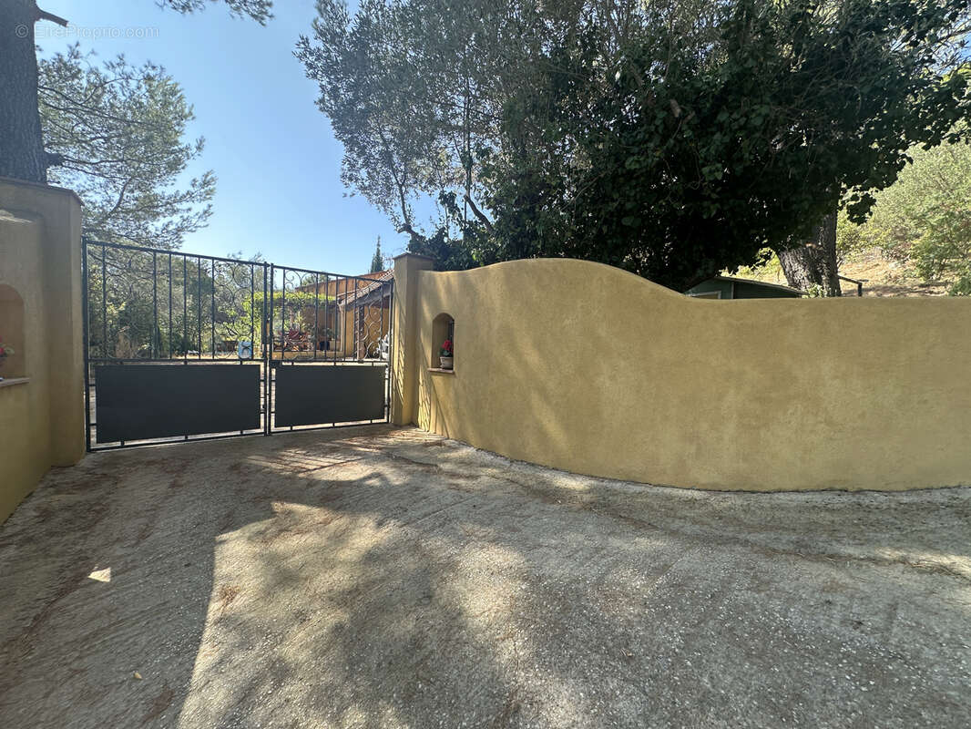 Charme garanti - plain pied 120 m2 bon etat - grand terrain sollies ville colline - piscine hors sol - photo 16
