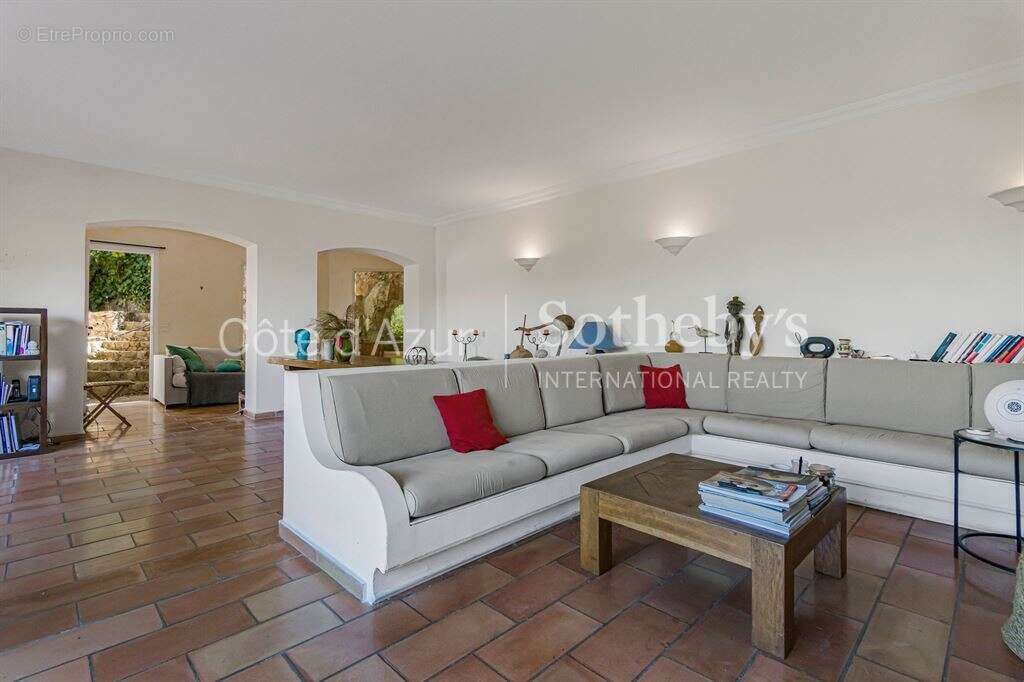 Théoule-sur-Mer – Villa provençale de 180 m² avec vue mer panoramique, piscine et hammam - photo 5