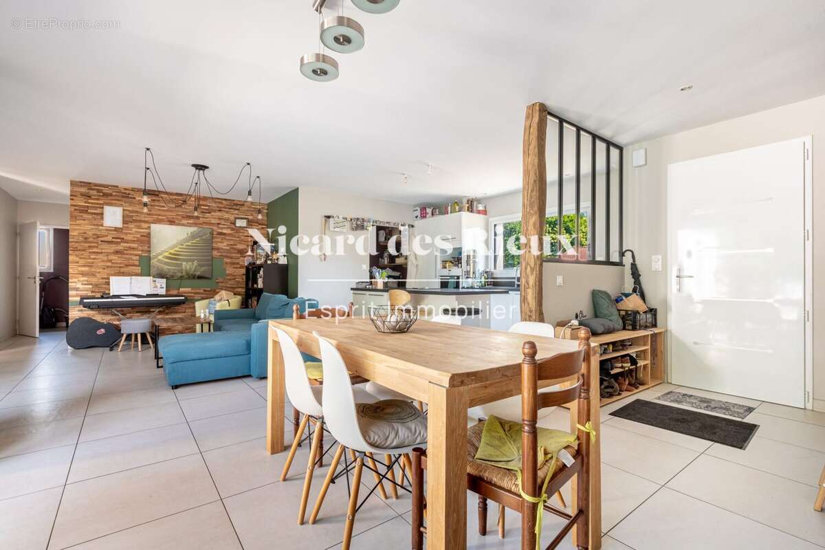 séjour coté cuisine - Maison à COMPREIGNAC