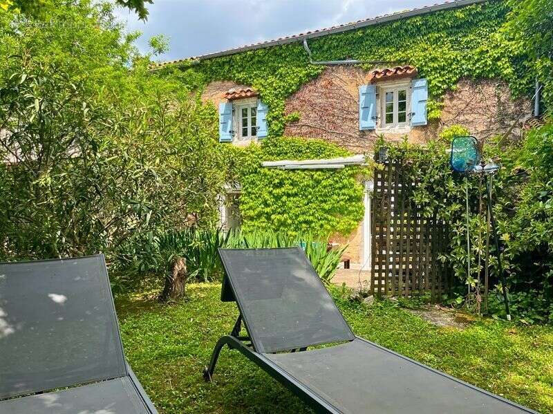 Maison de village rénovée avec jardin attenant - photo 3